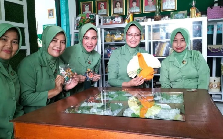 Kerajinan tangan Ketua Persit KCK Koorcab Rem 081