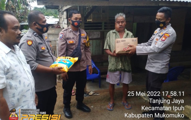 Kapolsek Mukomuko Selatan saat Berikan Bantuan Sembako