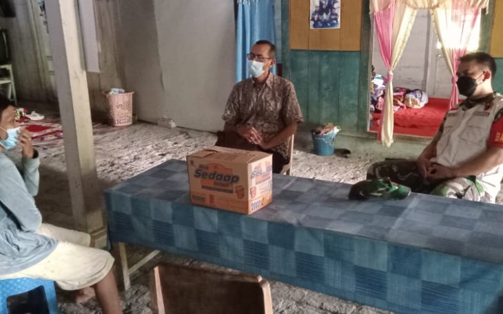 Koptu Galih menjenguk warga binaannya yang sakit