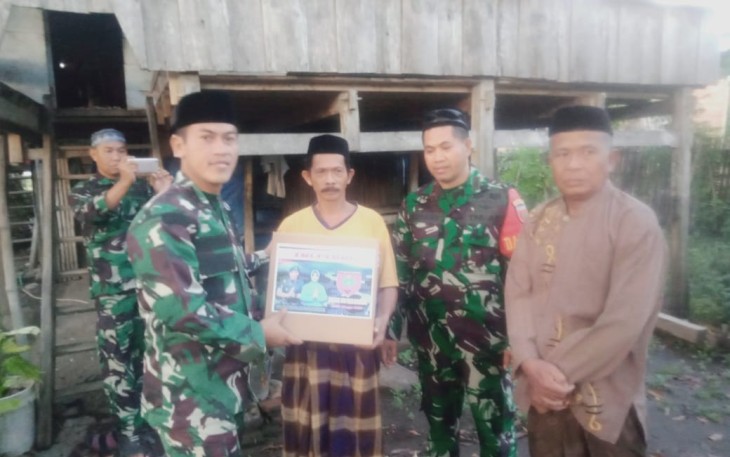 Dandim serahkan bantuan usai safari shalat subuh