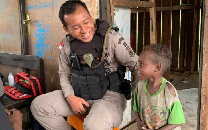 Anak-anak sangat bergembira bersama Tim Medis Satgas Damai Cartenz 