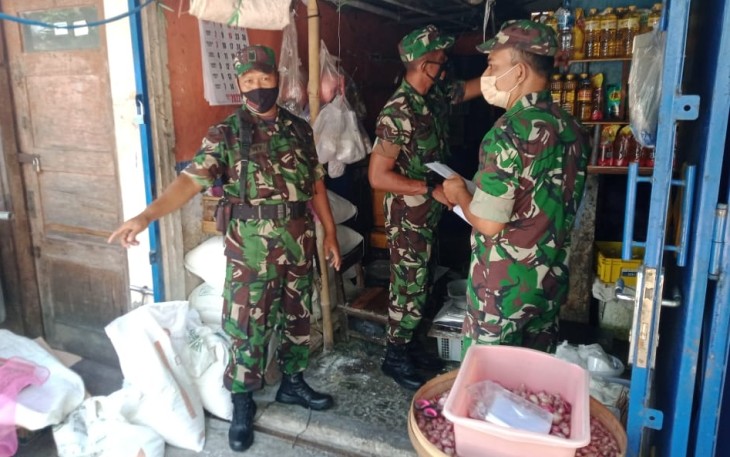 Foto : Anggota Babinsa Tegalgede sedang melakukan pengecekan stok minyak goreng di salah satu kios sembako, Pasar Tegalgede, Karanganyar, Selasa (31/5/2022).