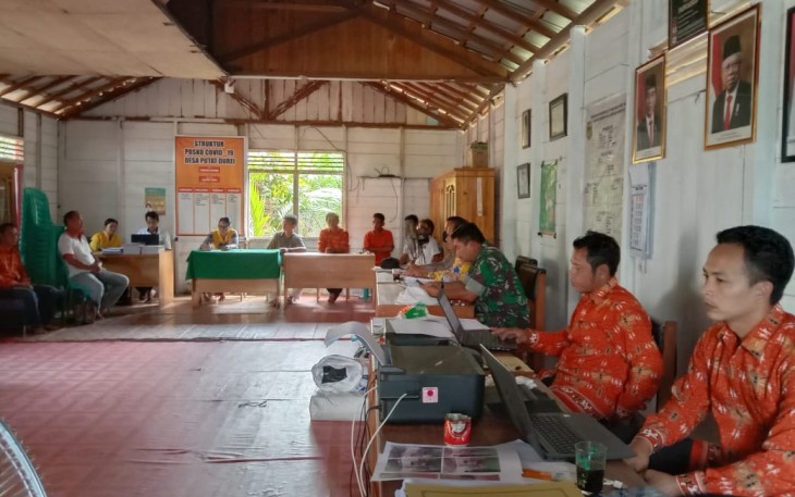 Rapat mediasi pernyataan keberatan atas proses kecurangan pendaftaran Calon Kades oleh Panitia Pilkades Putat Durei, Jumat (3/6/2022).