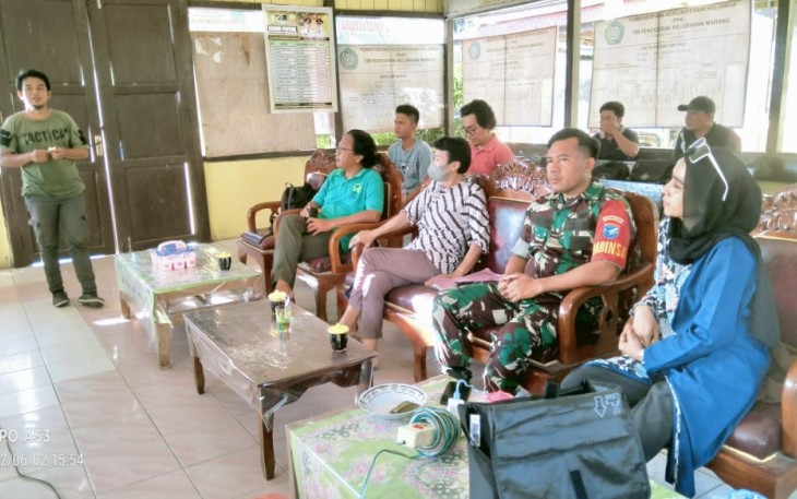 Babinsa Kelurahan Marang Koramil 1016-02/Bukit Batu, Serka Agus Sunarto, saat menghadiri kegiatan penyusunan draft MoU kerja sama Yayasan Borneo Nature Indonesia dengan Kelurahan Marang.