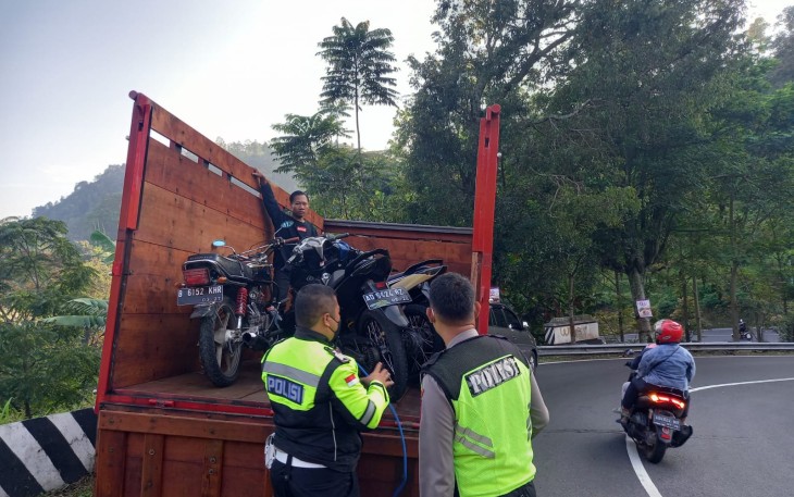 Puluhan motor yang digunakan balap liar di jalan Karangpandan - Tawangmangu diangkut menggunakan truk, Minggu (5/6/2022).