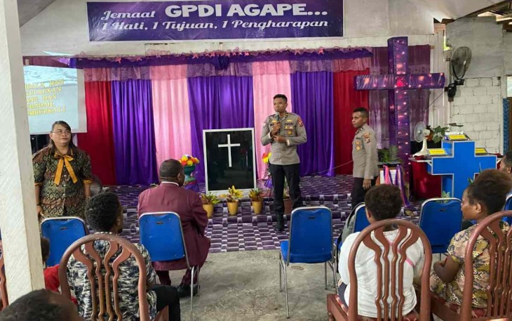 IPDA I Made Budi Dumariawan saat memberikan pengarahan di Gereja GPDI Agape Dekai