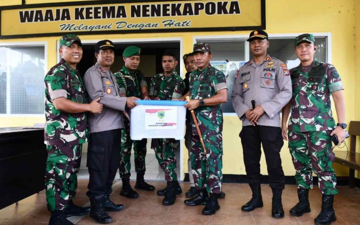 Pangdam Kasuari saat memberikan apresiasi personil Kodim dan Polres Maybrat 