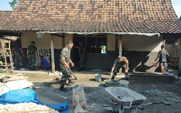 Koramil 0805/14 Bringin bedah rumah tidak layak huni di desa Krompol 