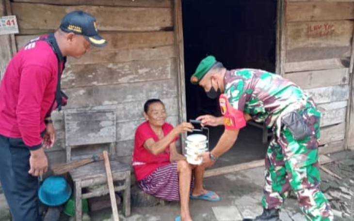 Sertu Imron serahkan bantuan untuk lansia