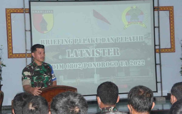 Dandim Ponorogo saat memberikan arahan kepada para babinsanya