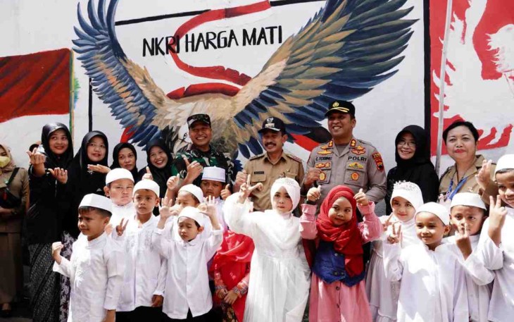 Bupati Pati, Dandim 0718/Pati dan Kapolres Pati poto bareng warga dalam pencanangan Kampung Pancasila