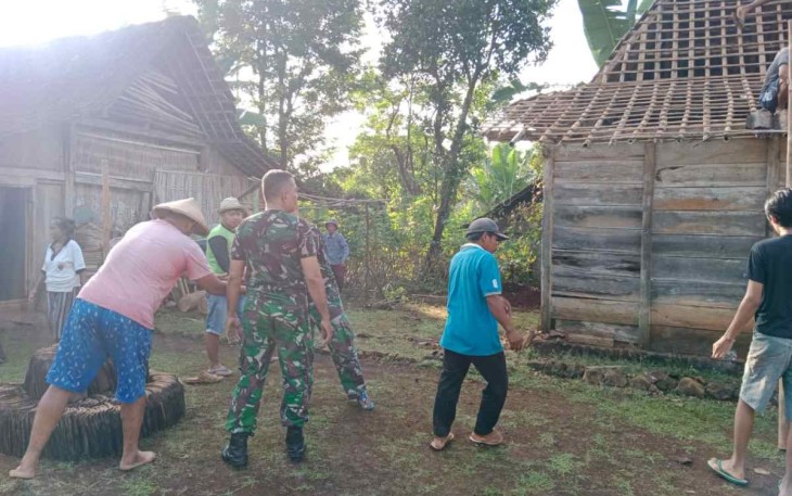 Berjibaku membantu perbaiki rumah warga binaan