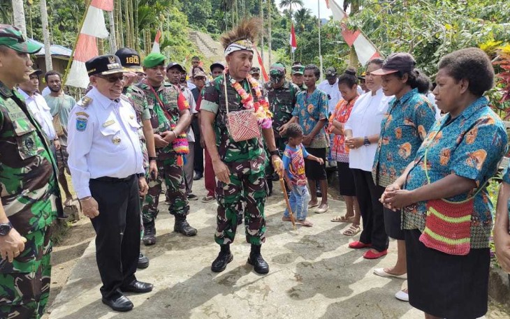 Masyarakat sambut Pangdam Kasuari di lokasi TMMD 