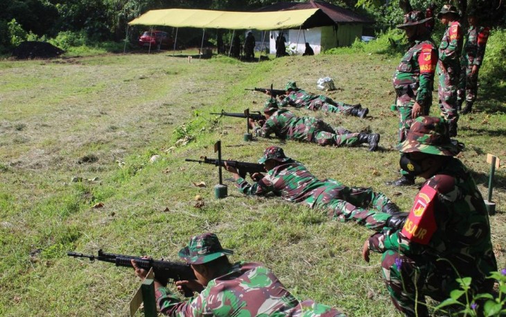 Personel Kodim Bitung saat latihan menembak.