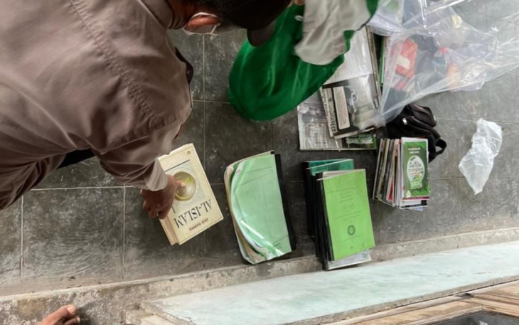 Petugas saat menggeledah kantor kantor Khilafatul Muslimin, di wilayah Klaten.