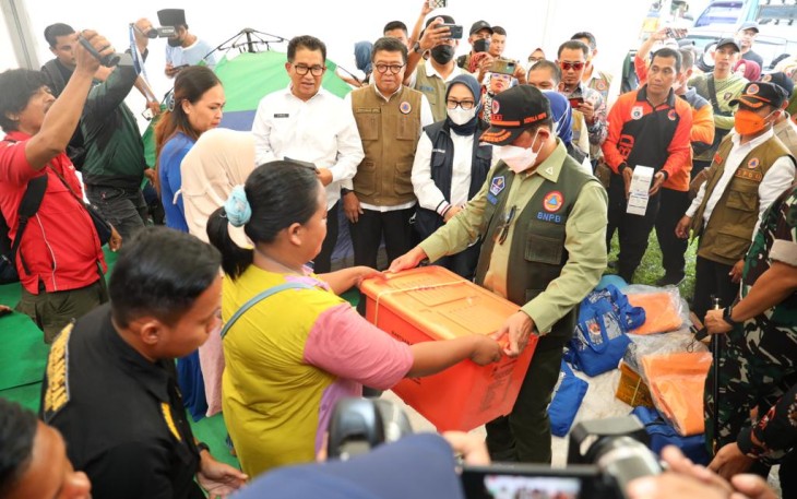 Kepala BNPB memberikan bantuan kepada warga di pengungsian