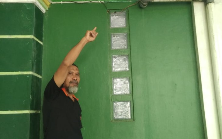 Marbot masjid menunjukkan kamera CCTV yang sempat dibalikkan arahnya oleh pelaku pencurian.
