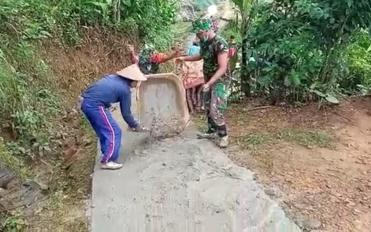 Serda Arif karya bakti pengecoran jalan desa