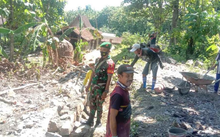 Gotong royong bersama warga bangun talud di desa Banyuasin