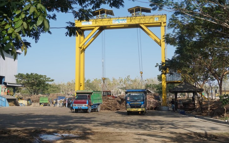Aktivitas truk pengangkut tebu di pabrik gula PT Gendhis Multi Manis di desa Tinapan kecamatan Todanan kabupaten Blora Jawa Tengah.