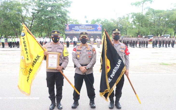 Kapolresta Barelang Beri Penghargaan  Personil yang berprestasi dan Kepada Polsek Galang Sebagai Polsek Kinerja Terbaik Periode Bulan Mei 2022