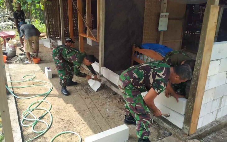 Rehab rumah warga binaan di desa Dumplengan