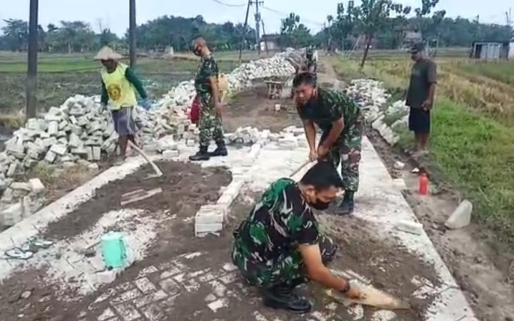 Pasang paving jalan di desa Gelung