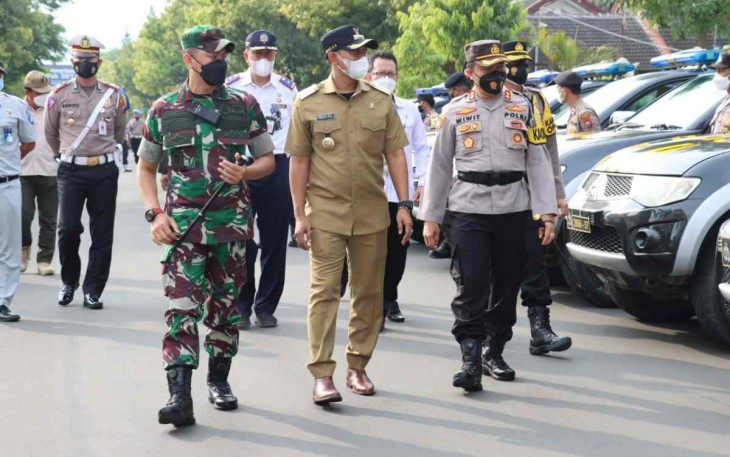 Dandim Pacitan saat pengecekan personel apel operasi patuh Semeru