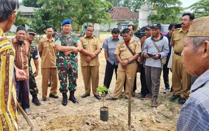 Danlanud BNY saat serbuan teritorial TNI melaksanakan penanaman pohon di Kampung Bawang Sakti Jaya