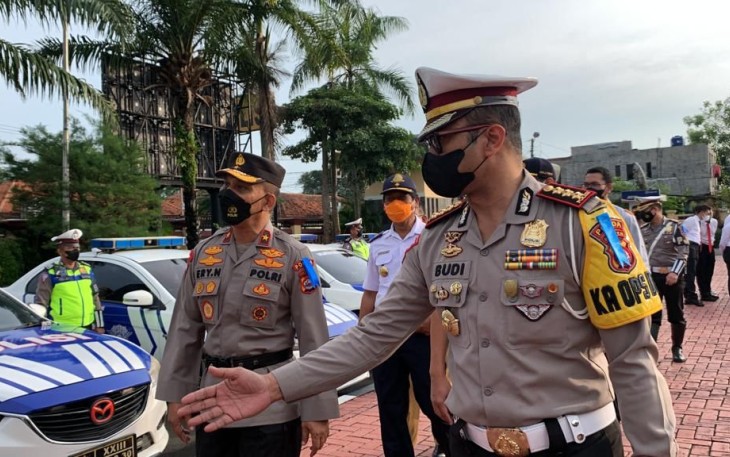 Wakapolda Banten saat pengecekan kendaraan operasional operasi patuh Maung