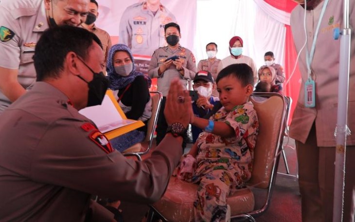 Kapolda Banten saat menyapa anak operasi bibir sumbing