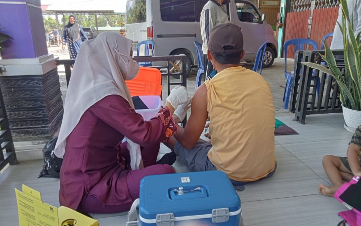 Polisi 'Door to Door' Vaksinasi Warga