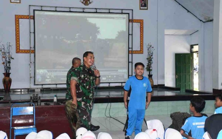 Kembangkan bakat siswa dengan mengunjungi Kodim 0802/Ponorogo 