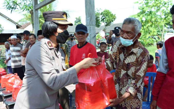 Wakapolres Blitar Kota bantu warga terdampak angin puting beliung
