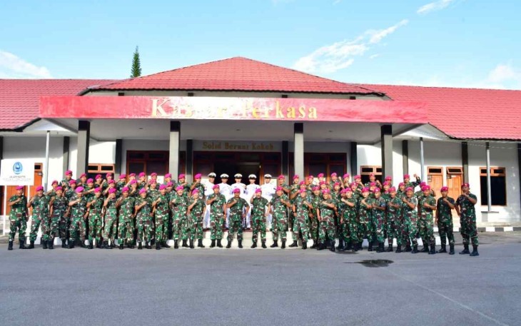 Dankormar foto bersama jajaran Yonmarhanlan XIV Sorong