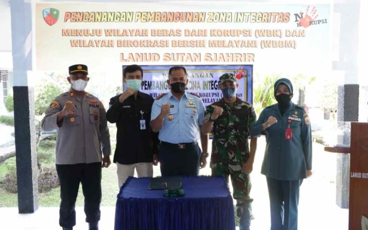 Danlanud (tengah) usai penandatanganan zona integritas di lanud Sutan Sjahrir 