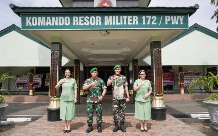 Poto bareng Brigjen Izak Pangemanan  bersama Kolonel JO Sembiring di Makorem 172 sebelum sertijab 