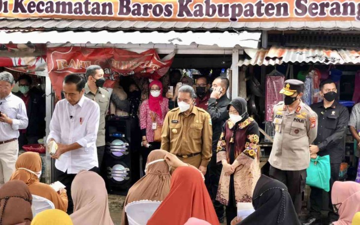 Presiden Joko Widodo saat kunjungi pasar Baros 