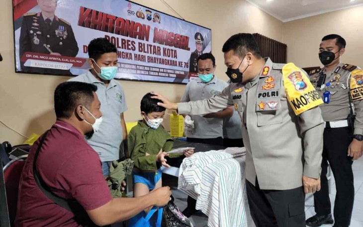 Kapolres Blitar Kota saat menyapa anak yang di khitan 