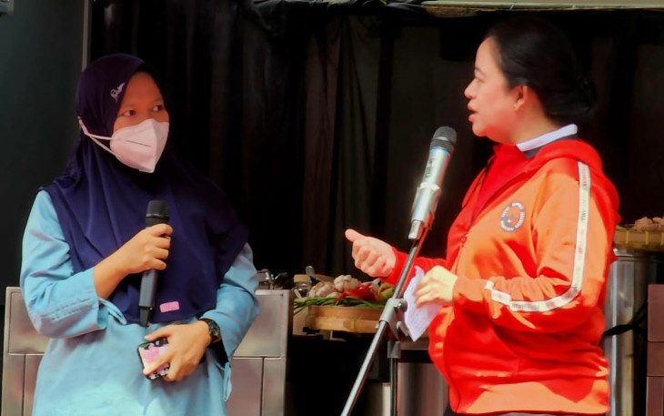 Puan saat berdialog dengan Ibu Puji di sekolah Partai
