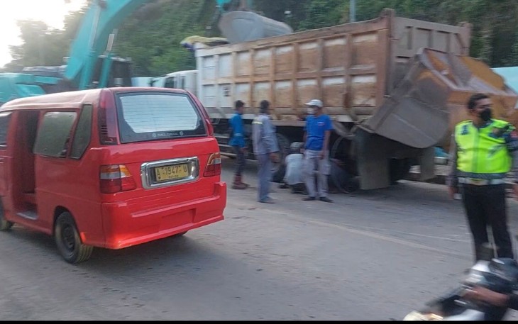Satlantas polres Cilegon evakuasi truk terguling 