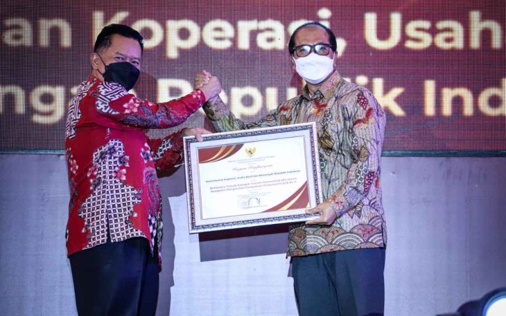 SeskemenkopUKM menerima penghargaan katagori terbaik Kompetensi P4