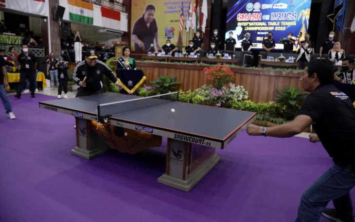 Ketua BNN RI memakai topi saat unjuk kebolehan dalam Turnamen internasional tenis meja BNN RI di Universitas Udayana Denpasar Bali 