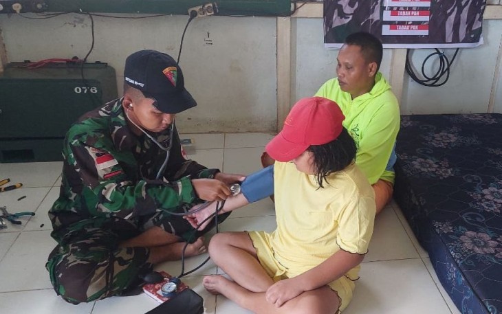Bantu pengobatan warga di perbatasan 