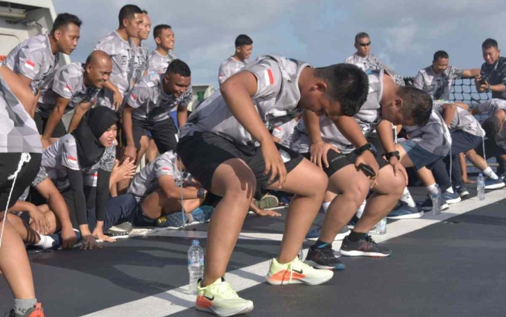 Permainan memasukkan paku di dalam botol anggota satgas Rimpac TNI AL di KRI I Gusti Ngurah Rai-332