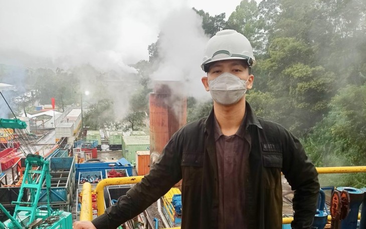 Pradana Vian Prasetyo, alumni Program Studi Teknik Perminyakan UPER, saat menjalankan tugas sebagai Associate Drilling Engineer di PT Rigsis Energi Indonesia, 2022.
