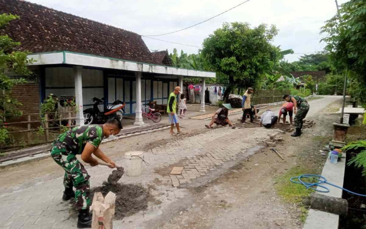 Perbaikan jalan desa di wilayah Koramil Karangjati 