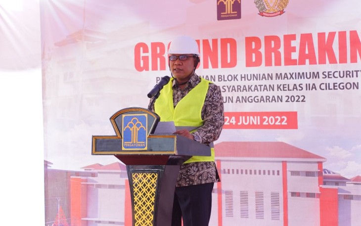 Tejo Harwanto saat memberikan sambutan dan meletakkan batu pertama pembangunan Blok Hunian Security di Lapas Cilegon