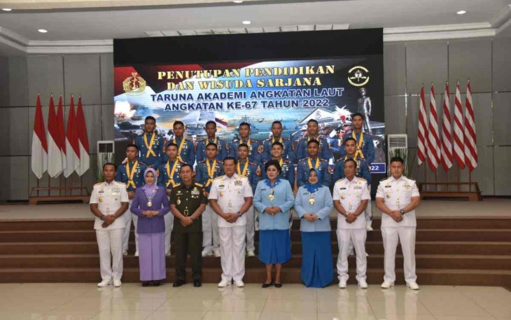 Foto bersama Pangkoarmada III bersama wisudawan Taruna AAL di Surabaya 