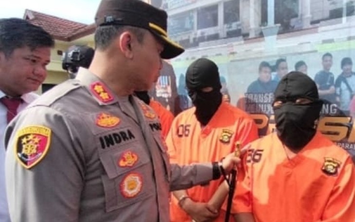 Oknum Kades kenakan pakaian tahanan bersama tersangka kasus berbeda saat konferensi pers Polres OKU Selatan, Senin (27/06/2022).